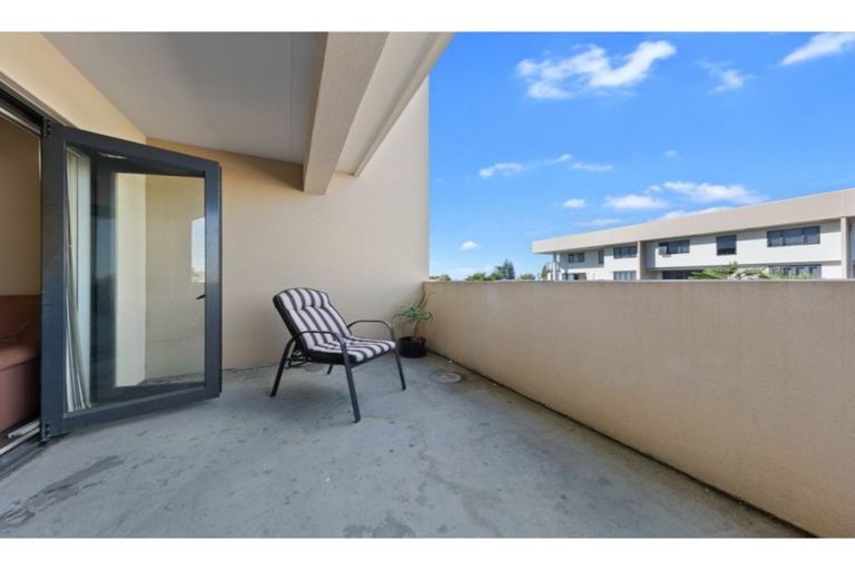 Photo of property in 10/11 Jack Conway Avenue, Manukau, Auckland, 2104