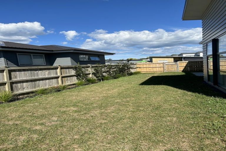 Photo of property in 18 Symes Drive, Red Beach, 0932