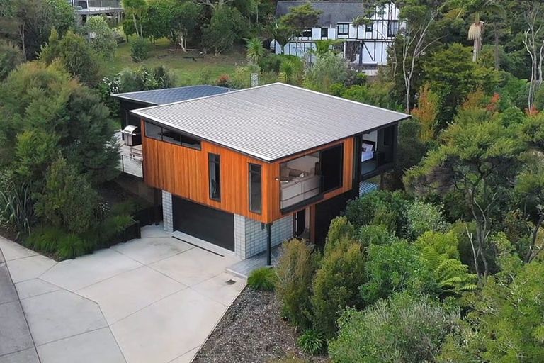 Photo of property in 17 Chatham Avenue, Paremoremo, Auckland, 0632