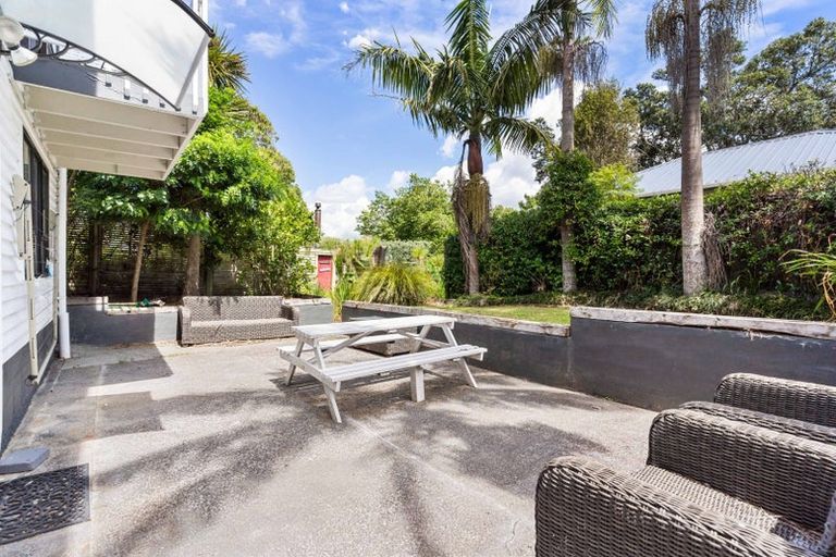 Photo of property in 21 Fraser Road, Narrow Neck, Auckland, 0624