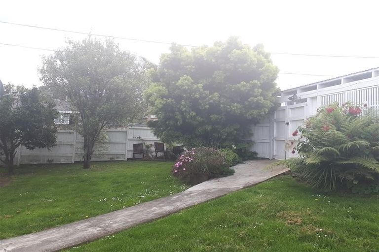 Photo of property in 2/290 Wairau Road, Glenfield, Auckland, 0629