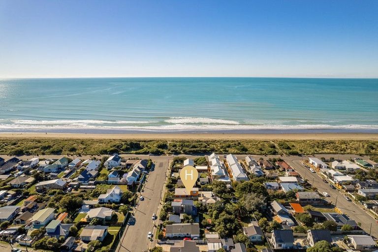 Photo of property in 13 Effingham Street, North New Brighton, Christchurch, 8083