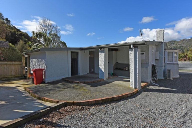 Photo of property in 52 Raukawa Street, Stokes Valley, Lower Hutt, 5019