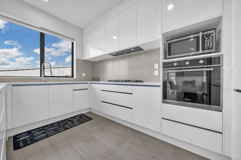 Photo of property in 13 James Elliot Way, Pokeno, 2402