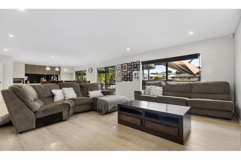 Photo of property in 22a Sabulite Road, Kelston, Auckland, 0602