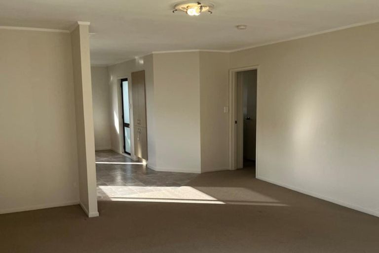 Photo of property in 1/8 Louise Place, West Harbour, Auckland, 0618