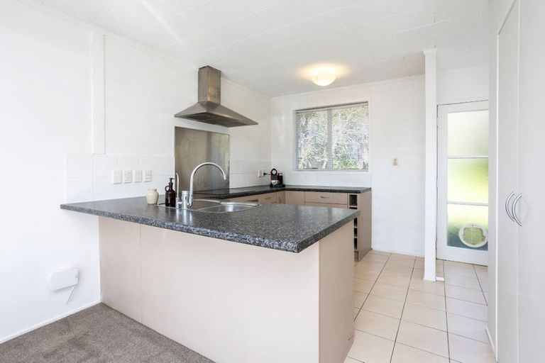 Photo of property in 2/811a Te Atatu Road, Te Atatu Peninsula, Auckland, 0610