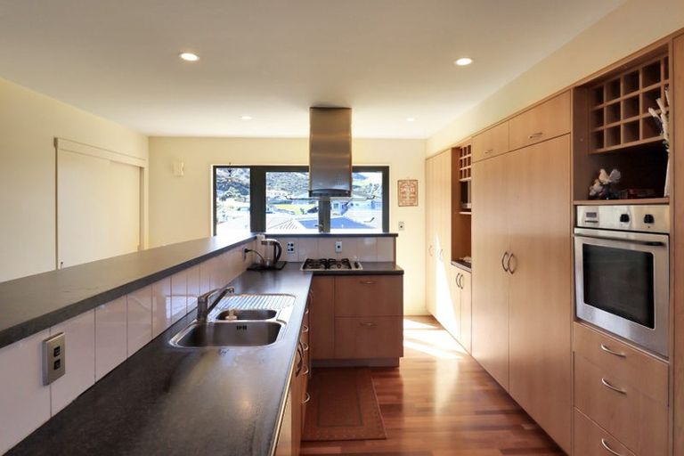 Photo of property in 122 Viewmont Drive, Harbour View, Lower Hutt, 5010