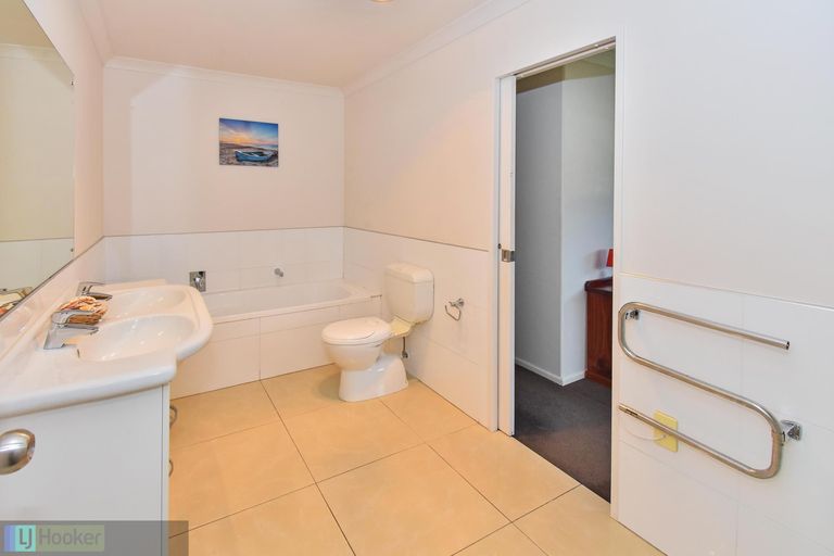 Photo of property in 318 Hill Road, The Gardens, Auckland, 2105