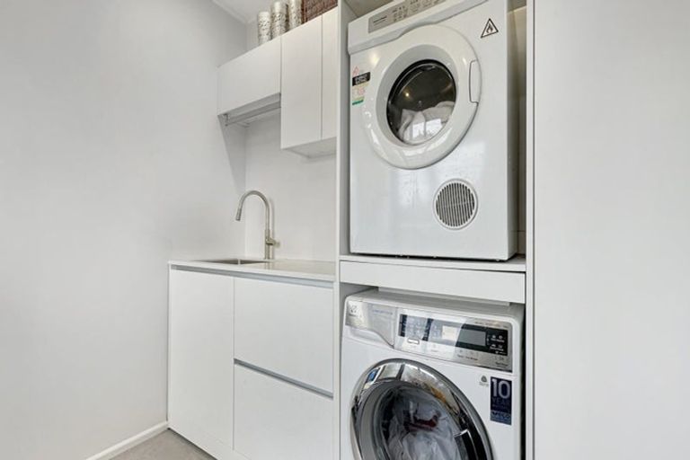 Photo of property in 2/5 Manaia Place, Mairangi Bay, Auckland, 0630