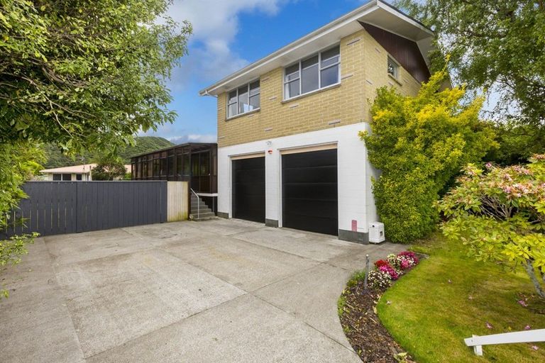 Photo of property in 15 Haylock Grove, Totara Park, Upper Hutt, 5018