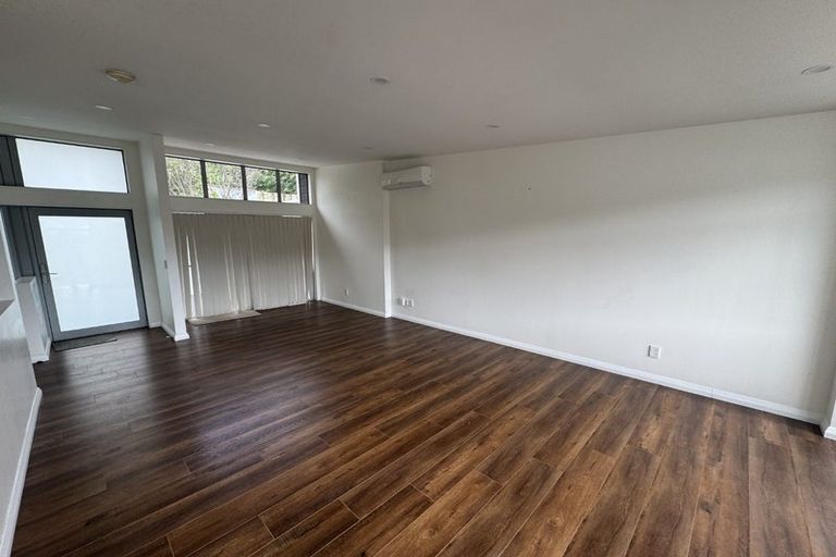 Photo of property in 22 Tiketike Way, Brooklyn, Wellington, 6021