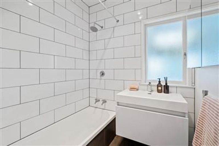 Photo of property in 2/104 Coronation Road, Hillcrest, Auckland, 0627