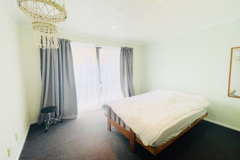 Photo of property in 70a Hobsonville Road, West Harbour, Auckland, 0618