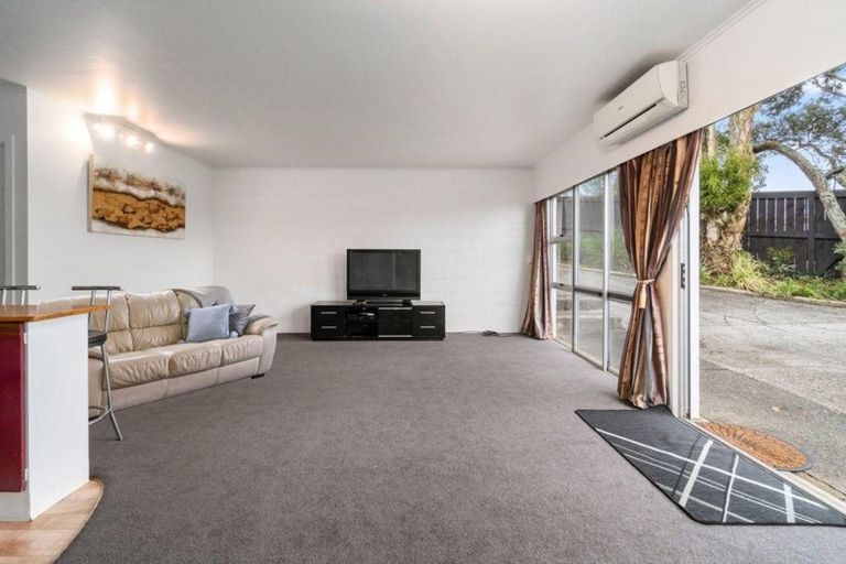 Photo of property in 77 Seymour Road, Sunnyvale, Auckland, 0612