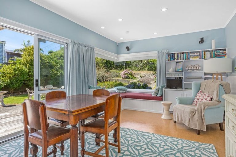 Photo of property in 4 Ranui Terrace, Tawa, Wellington, 5028