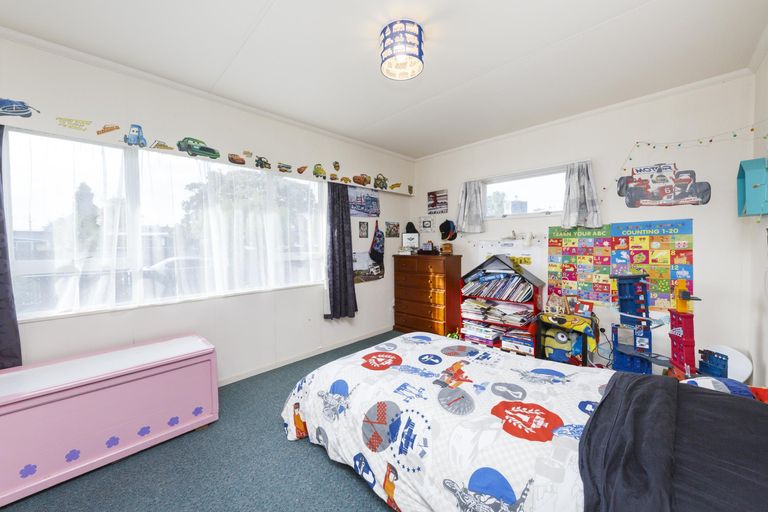 Photo of property in 27 Pinedale Parade, Milson, Palmerston North, 4414