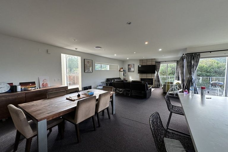 Photo of property in 11 Bendigo Grove, Newlands, Wellington, 6037