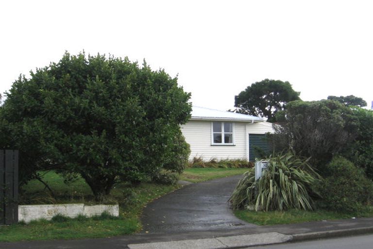 Photo of property in 30 Quigley Street, Newlands, Wellington, 6037