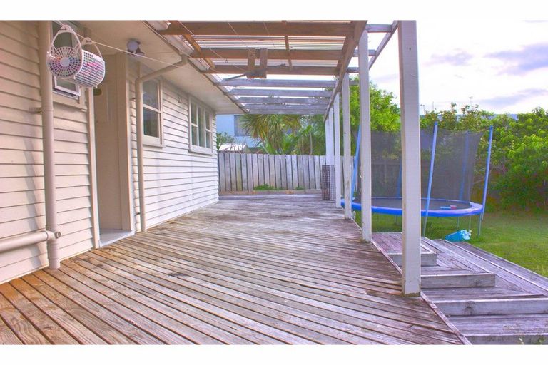 Photo of property in 23 Laura Street, Kelston, Auckland, 0602