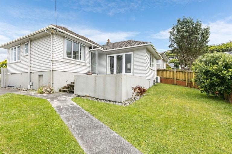 Photo of property in 9 Hollies Crescent, Johnsonville, Wellington, 6037