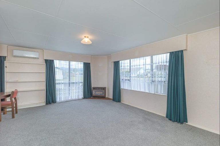 Photo of property in 104 Ryder Crescent, Levin, 5510