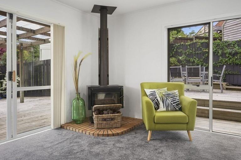 Photo of property in 18 Cottam Grove, Northcross, Auckland, 0632