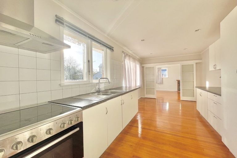 Photo of property in 24 Trojan Crescent, New Lynn, Auckland, 0600