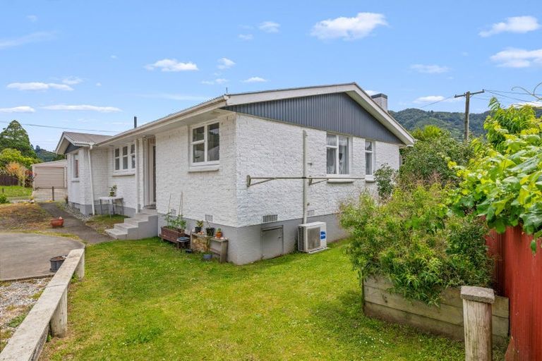 Photo of property in 14 Wairau Road, Picton, 7220