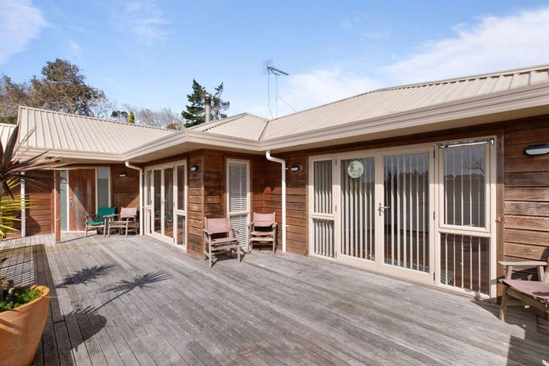 Photo of property in 1175 South Head Road, South Head, Helensville, 0874