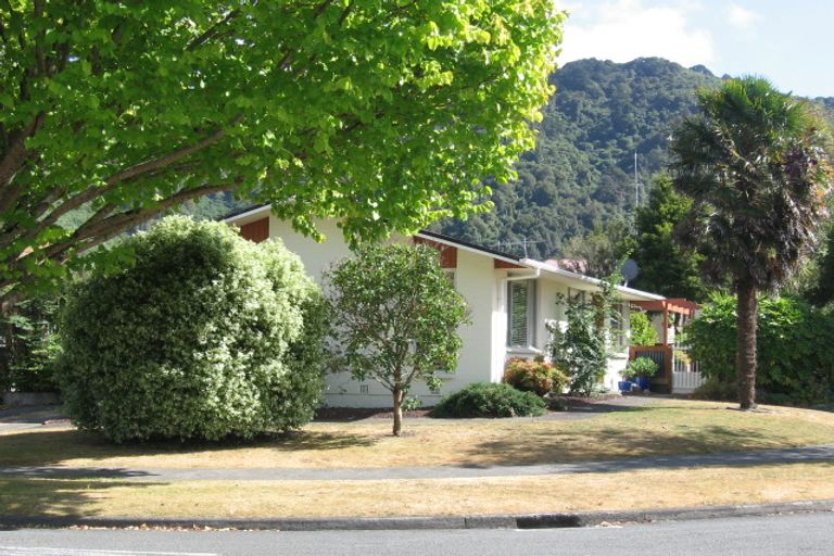 Photo of property in 25 Montana Road, Totara Park, Upper Hutt, 5018