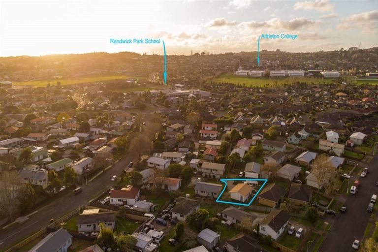Photo of property in 2/11 Nearco Street, Randwick Park, Auckland, 2105
