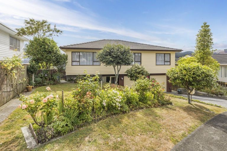 Photo of property in 6 Saint Aidans Way, Tawa, Wellington, 5028