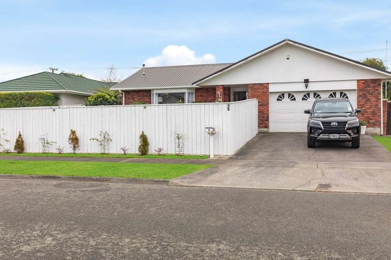 Photo of property in 5 Rosebank Avenue, Kelvin Grove, Palmerston North, 4414