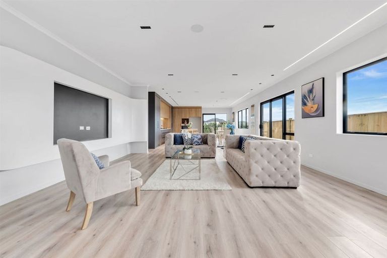Photo of property in 30 Ballyalton Crescent, Flat Bush, Auckland, 2019