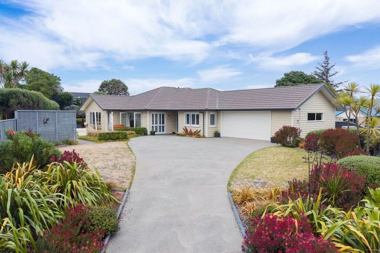 Photo of property in 11 Byron Brown Place, Otaki Beach, Otaki, 5512