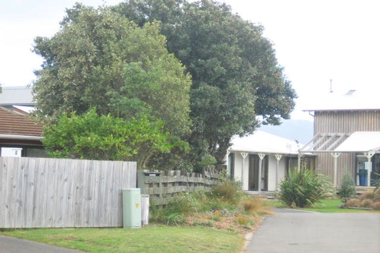 Photo of property in 5 Nuhaka Place, Paraparaumu Beach, Paraparaumu, 5032