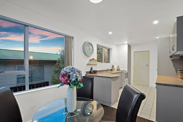 Photo of property in 33 Triangle Road, Massey, Auckland, 0614