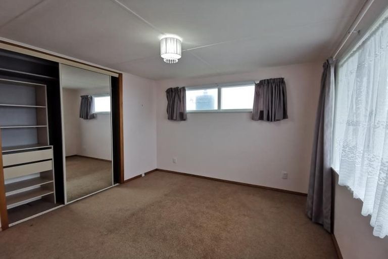 Photo of property in 20 Cotswold Crescent, Newlands, Wellington, 6037