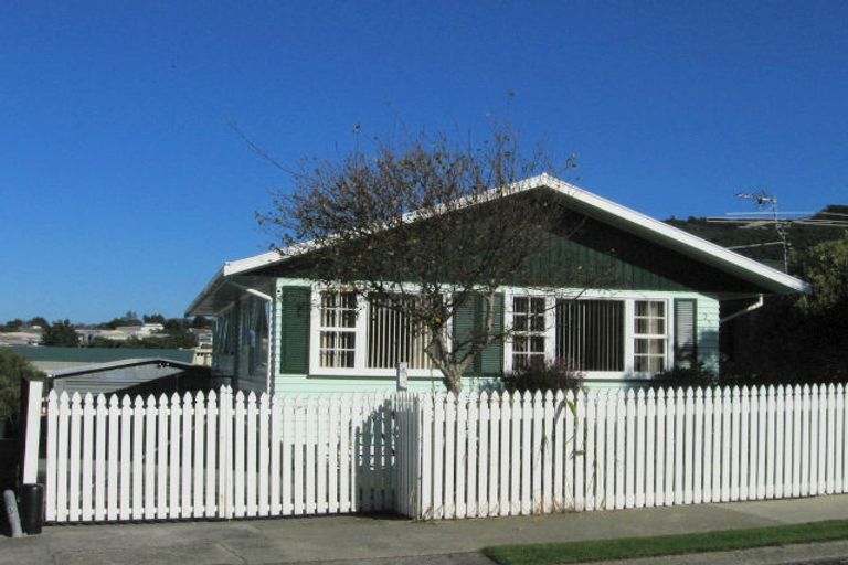 Photo of property in 25 Te Arataura Street, Takapuwahia, Porirua, 5022