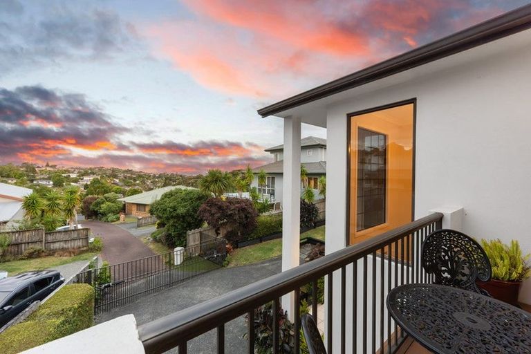 Photo of property in 36 Woodridge Avenue, Northcross, Auckland, 0630