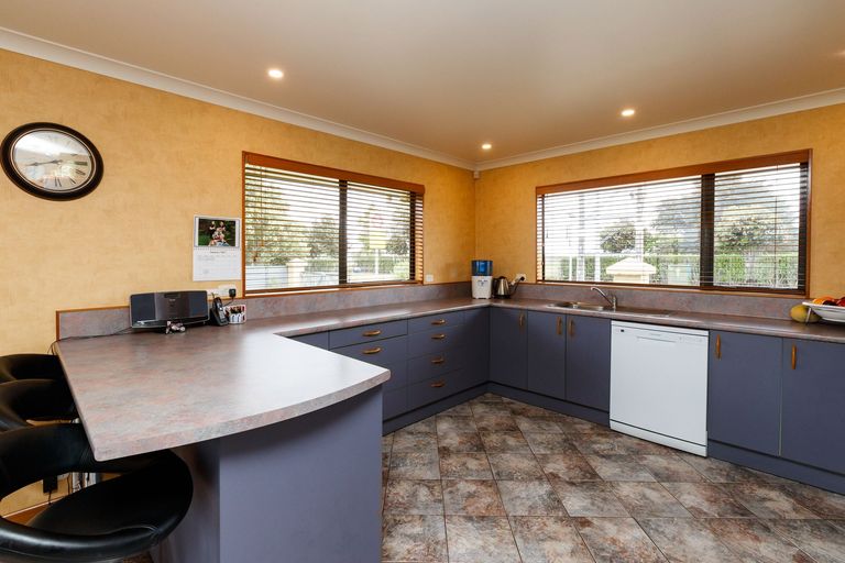 Photo of property in 2 Fernlea Avenue, Kelvin Grove, Palmerston North, 4414