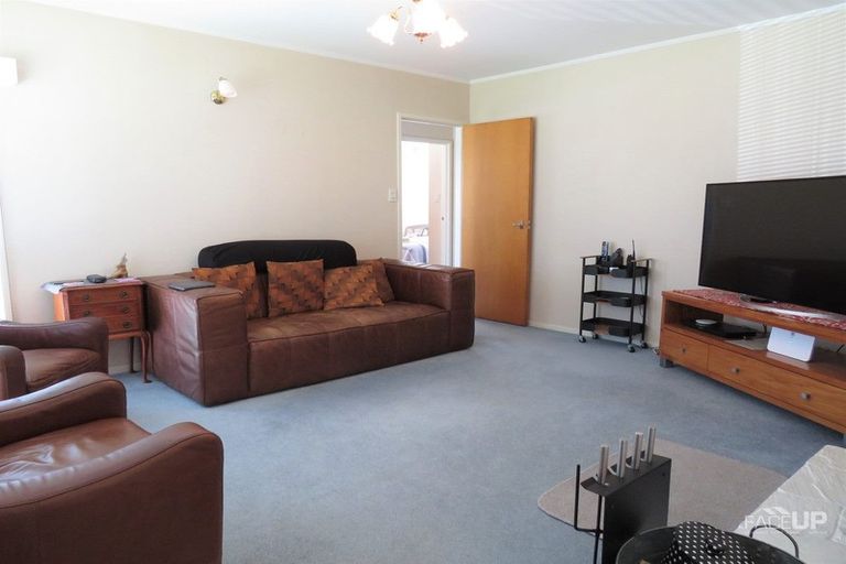 Photo of property in 8 Miltonia Avenue, Te Atatu South, Auckland, 0610