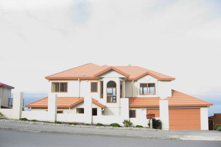 Photo of property in 3 Domett Street, Newlands, Wellington, 6037