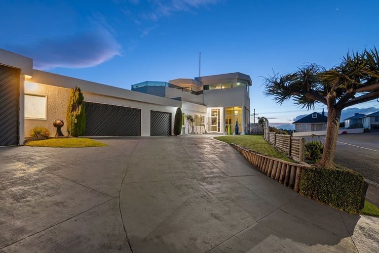 Photo of property in 2 Findlay Street, Moturoa, New Plymouth, 4310