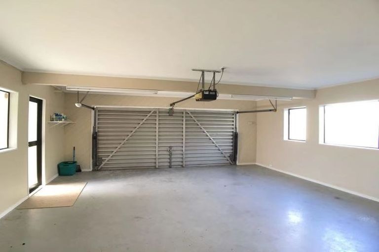 Photo of property in 13 Framalda Place, Conifer Grove, Takanini, 2112