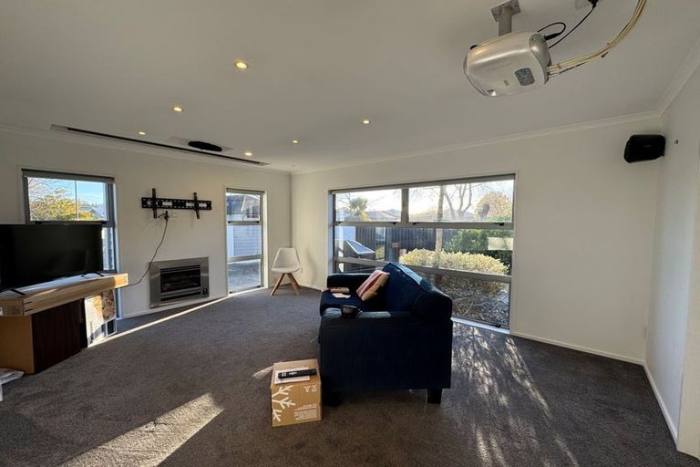 Photo of property in 2 Whio Close, Parklands, Christchurch, 8083