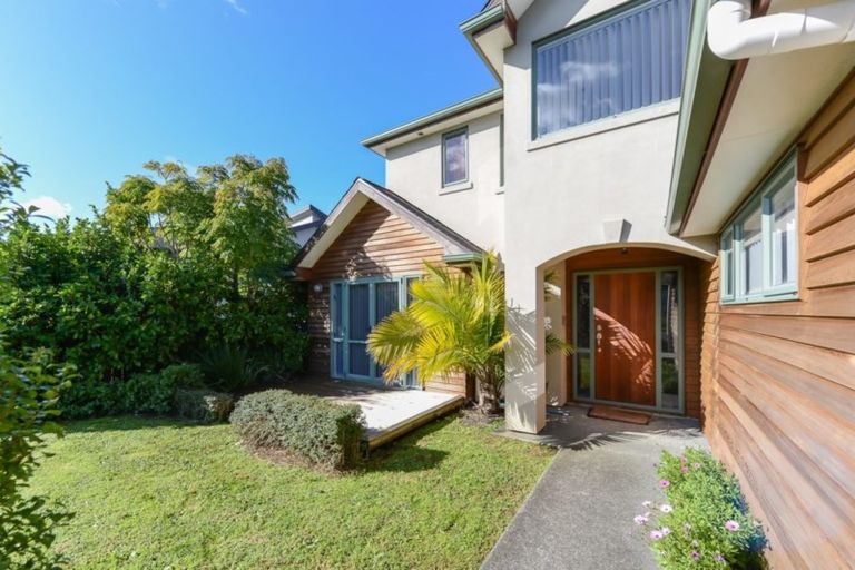 Photo of property in 76 Medallion Drive, Oteha, Auckland, 0632