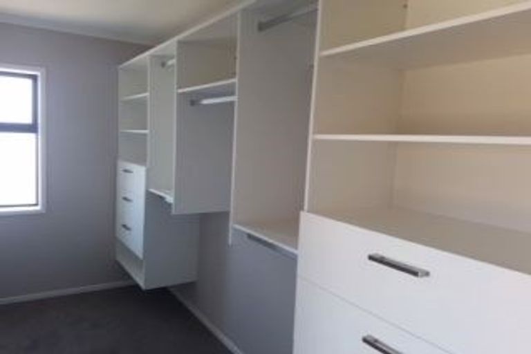 Photo of property in 5 Oakmont Crescent, Waiwhakaiho, New Plymouth, 4312