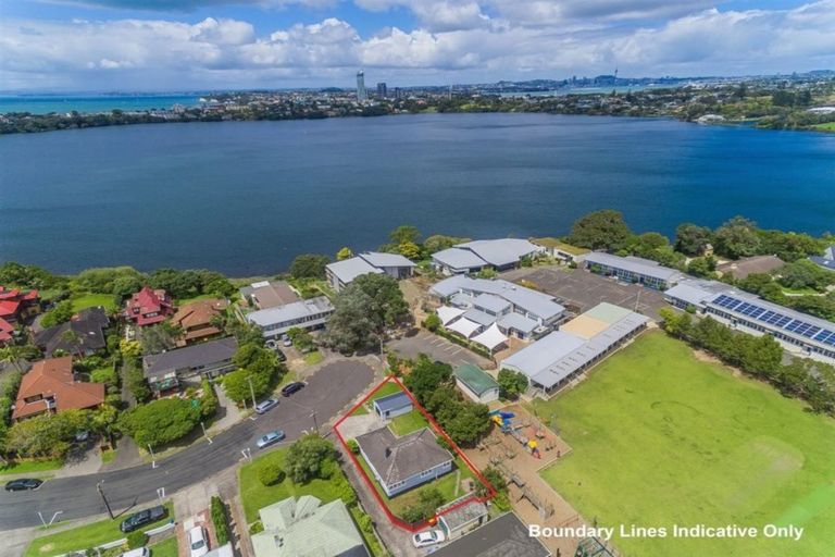 Photo of property in 23 Otakau Road, Milford, Auckland, 0620
